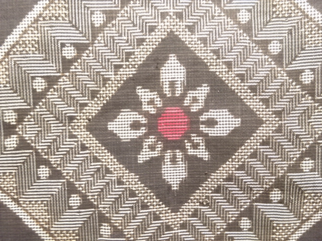 アンティーク　菱華紋織り出し本場泥大島紬着物(龍郷)